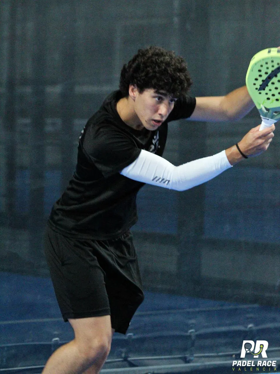 Sergio, fundador de Mucho Padel, jugando al pádel